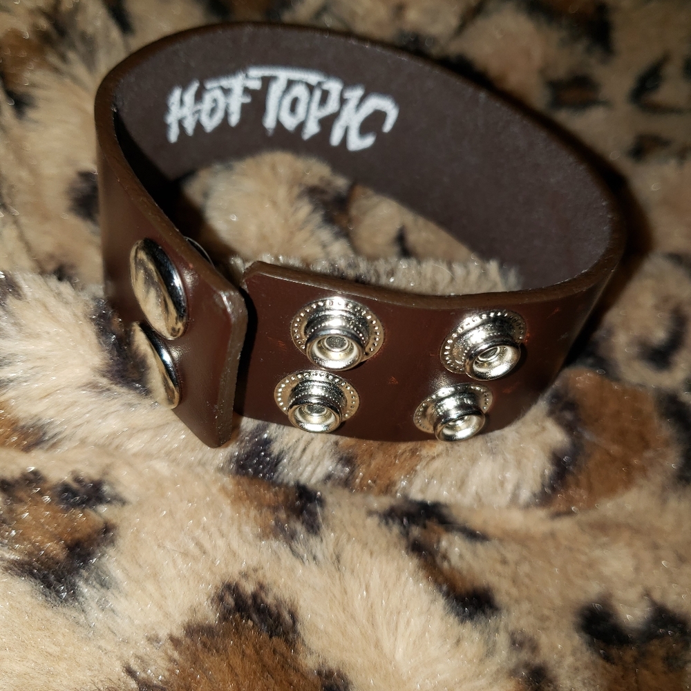 Hit Topic Cuff Bracelet Brown Leather M/L Unisex